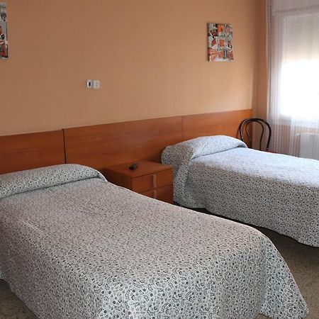 Hostal Cal Siles เอลปรัตเดยูเบรกัต ภายนอก รูปภาพ
