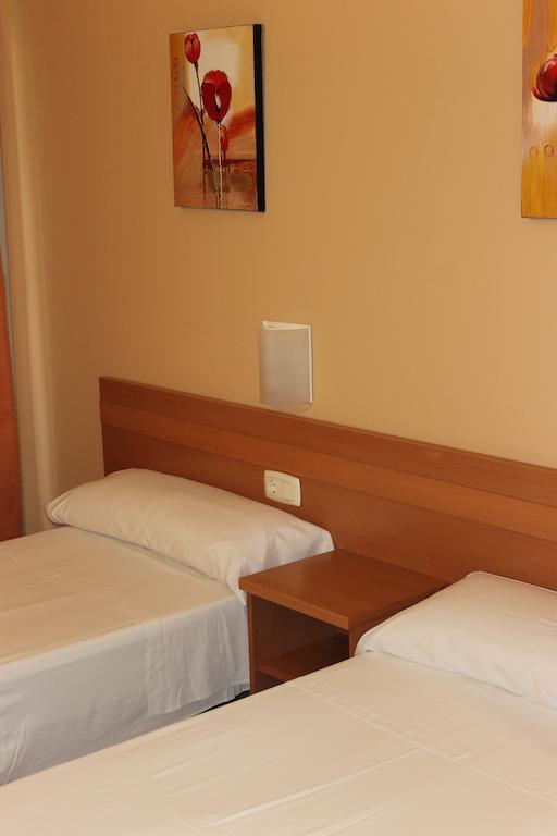 Hostal Cal Siles เอลปรัตเดยูเบรกัต ห้อง รูปภาพ