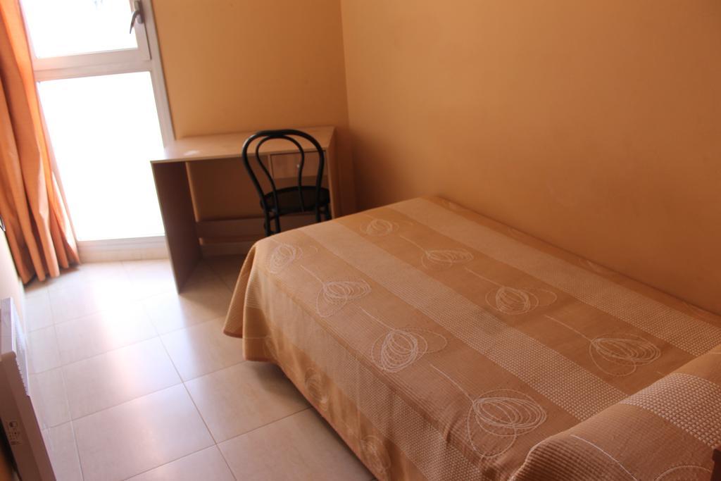 Hostal Cal Siles เอลปรัตเดยูเบรกัต ภายนอก รูปภาพ