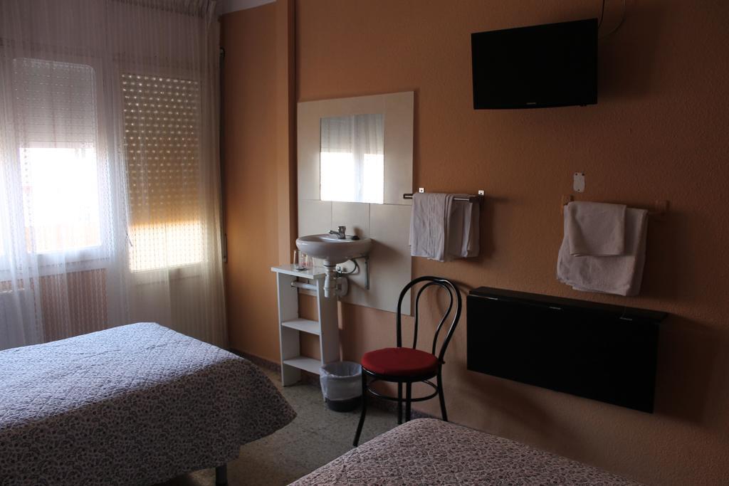 Hostal Cal Siles เอลปรัตเดยูเบรกัต ภายนอก รูปภาพ