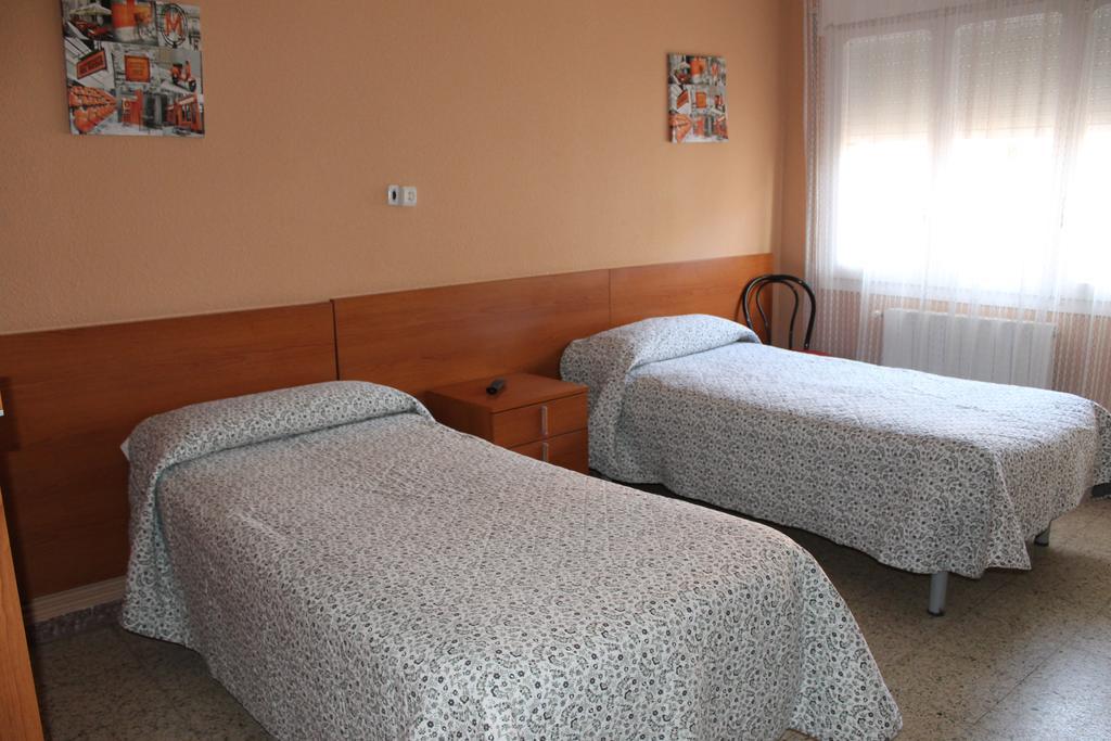 Hostal Cal Siles เอลปรัตเดยูเบรกัต ภายนอก รูปภาพ