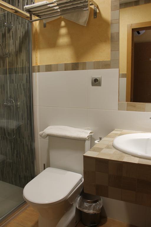 Hostal Cal Siles เอลปรัตเดยูเบรกัต ภายนอก รูปภาพ
