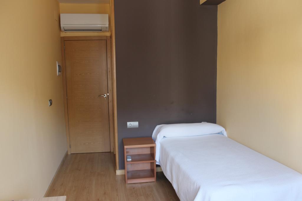 Hostal Cal Siles เอลปรัตเดยูเบรกัต ภายนอก รูปภาพ