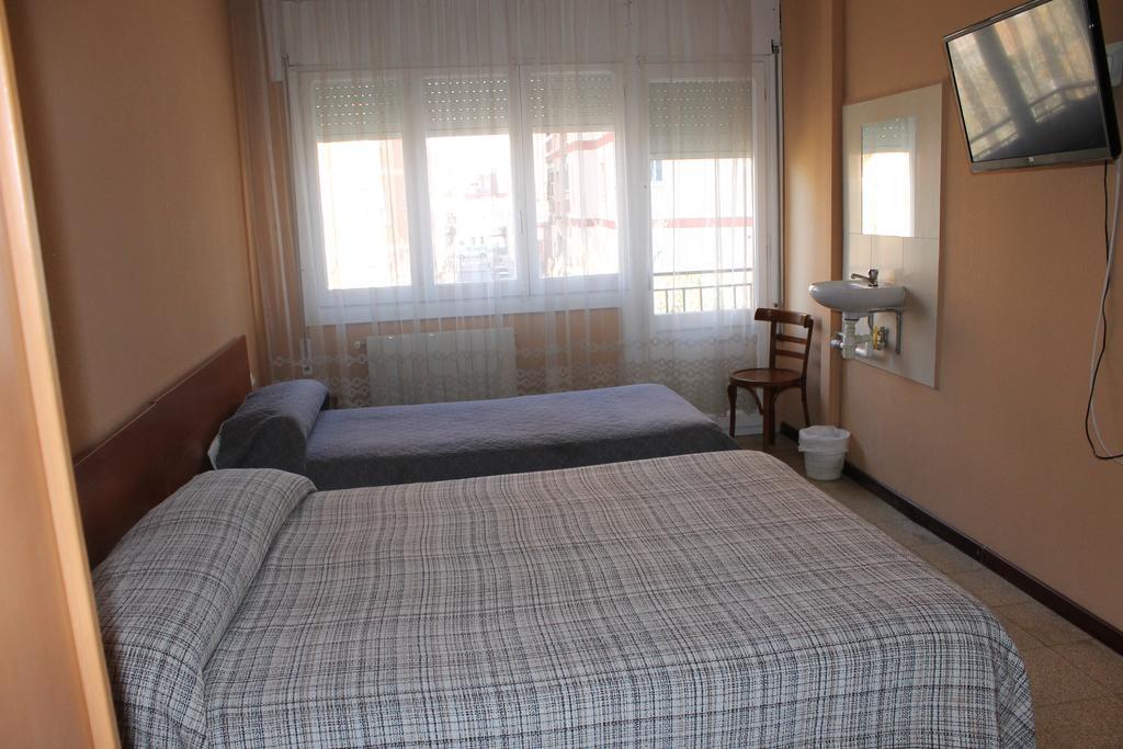 Hostal Cal Siles เอลปรัตเดยูเบรกัต ภายนอก รูปภาพ