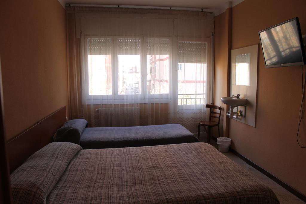 Hostal Cal Siles เอลปรัตเดยูเบรกัต ภายนอก รูปภาพ